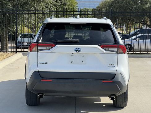 Used 2022 Toyota RAV4 XLE w/ Convenience Package AWD/4WD image 4