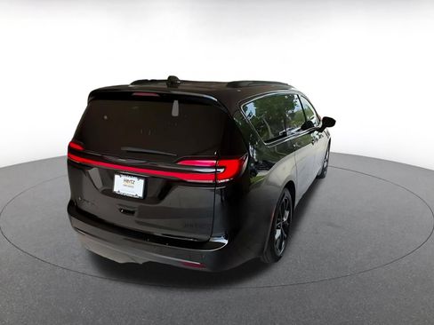 Used 2025 Chrysler Pacifica Limited FWD image 14