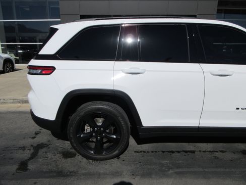 Used 2023 Jeep Grand Cherokee Altitude AWD/4WD image 10