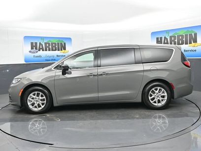 Used 2025 Chrysler Pacifica Select