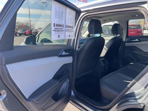 Used 2024 Volkswagen Taos SE image 28