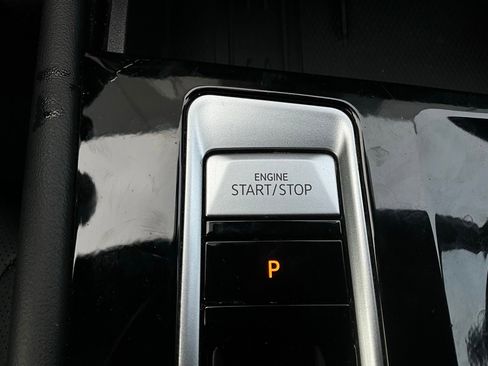 Used 2025 Volkswagen Atlas Cross Sport SE image 25