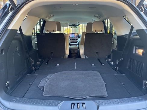 Used 2025 Ford Explorer Active w/ Active Comfort Package image 18