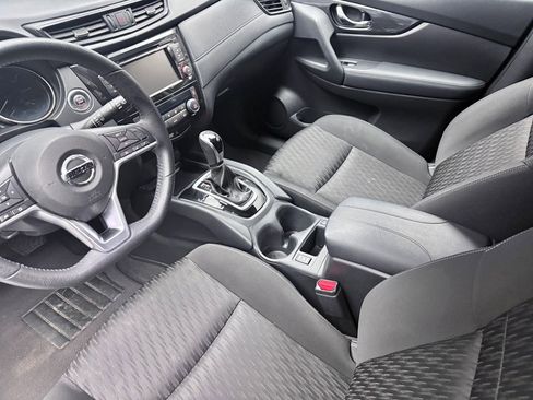 Used 2020 Nissan Rogue SV image 9