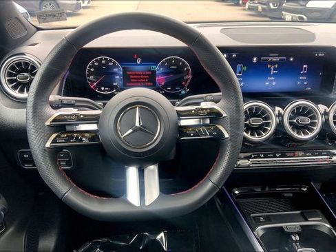 Used 2026 Mercedes-Benz GLB 250 4MATIC image 4