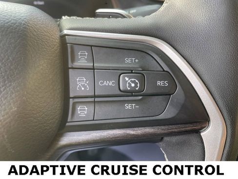 Certified 2023 Jeep Grand Cherokee Limited w/ Trailer Tow Prep Group (B) image 10