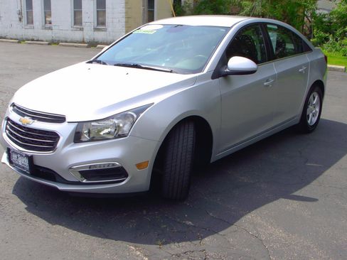 Used 2016 Chevrolet Cruze LT FWD image 3