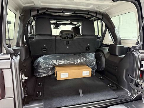 Used 2025 Jeep Wrangler Unlimited Rubicon w/ XTREMEE 35" Tire Package image 20