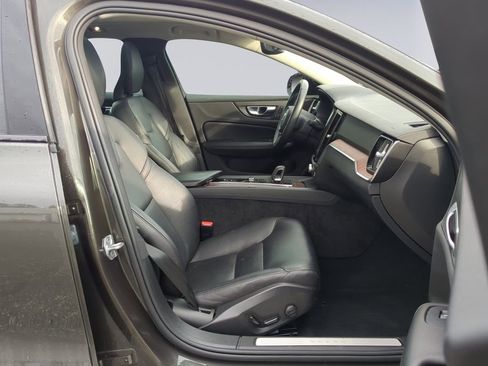 Used 2022 Volvo S60 B5 Momentum image 17