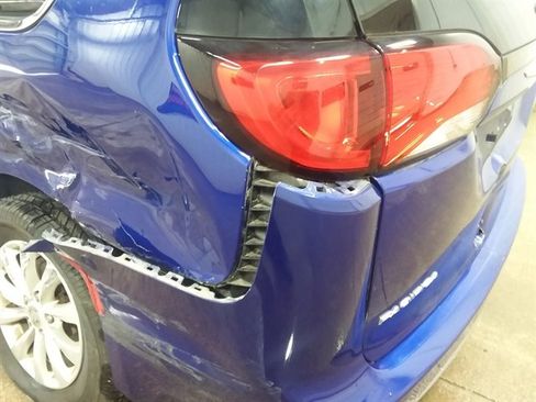 Used 2018 Chrysler Pacifica Touring-L image 23