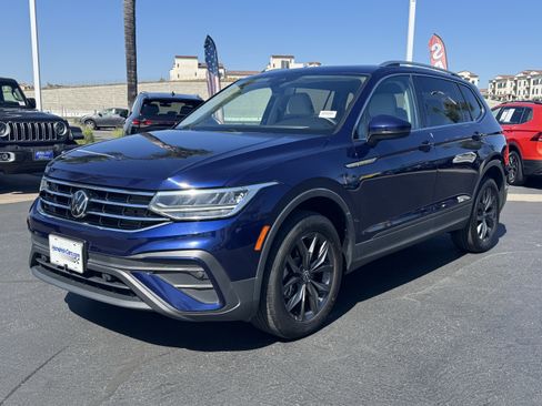 Used 2023 Volkswagen Tiguan SE w/ Panoramic Sunroof Package FWD image 8