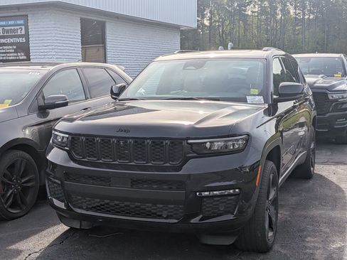 Used 2024 Jeep Grand Cherokee L Limited w/ Luxury Tech Group II image 3