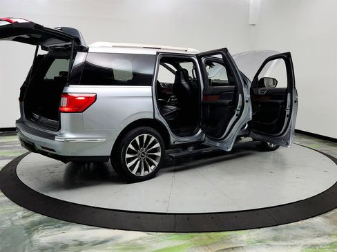 Used 2020 Lincoln Navigator Reserve image 11