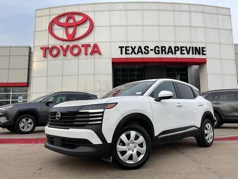 Used 2025 Nissan Kicks SV image 2