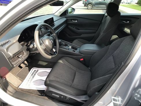Certified 2025 Honda Accord SE image 4