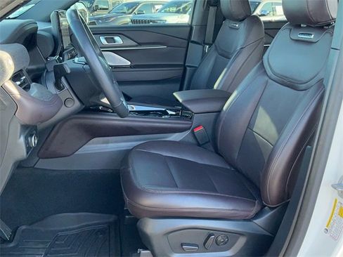 Used 2025 Ford Explorer Platinum image 14