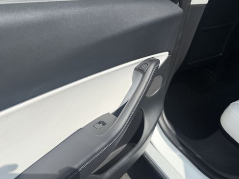Used 2022 Tesla Model Y Long Range AWD/4WD image 5