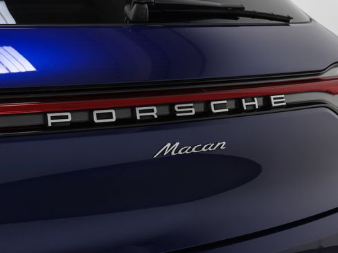 Certified 2023 Porsche Macan AWD/4WD image 18