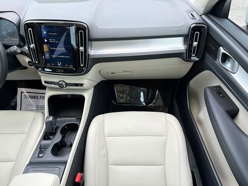 Used 2021 Volvo XC40 T5 Momentum w/ Premium Package AWD/4WD image 17