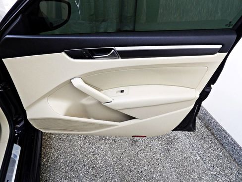 Used 2018 Volkswagen Passat 2.0T R-Line w/ R-Line Lighting Package image 11