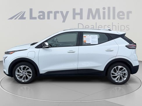 Used 2022 Chevrolet Bolt EUV LT w/ Comfort Package FWD image 2