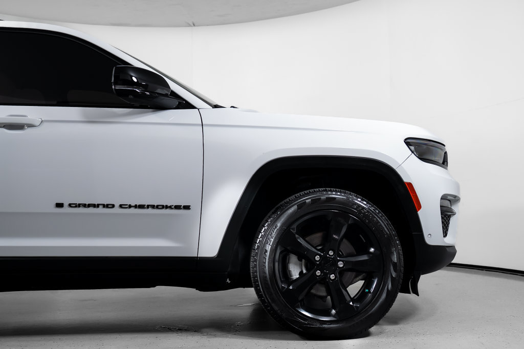 Used 2023 Jeep Grand Cherokee Limited w/ Luxury Tech Group II RWD image 4