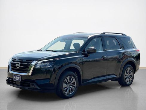 Used 2025 Nissan Pathfinder SV FWD image 3