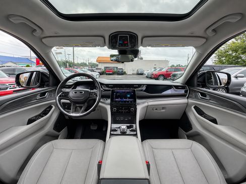Used 2022 Jeep Grand Cherokee Overland w/ Luxury Tech Group IV AWD/4WD image 2