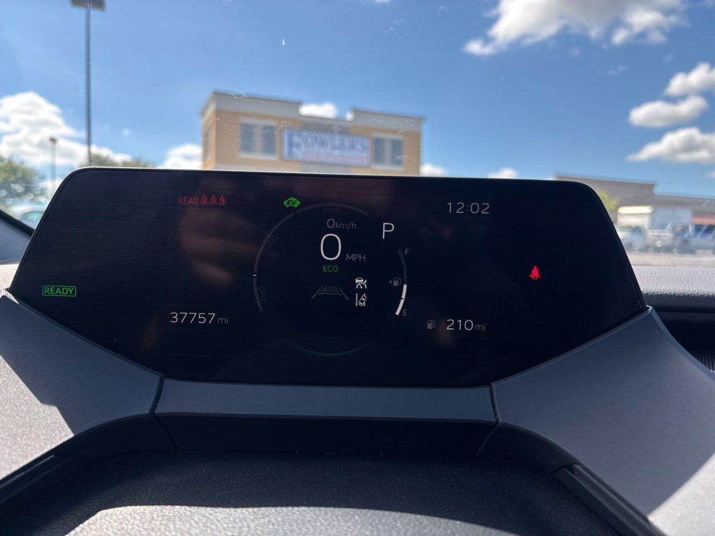 Used 2025 Toyota Prius LE FWD image 12
