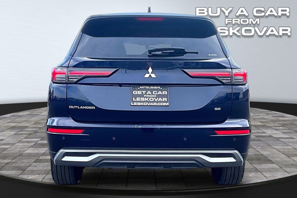Used 2025 Mitsubishi Outlander SE AWD/4WD image 4