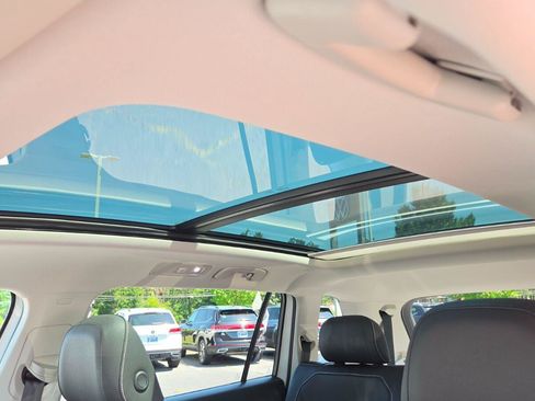 Certified 2023 Volkswagen Tiguan SE w/ Panoramic Sunroof Package FWD image 41