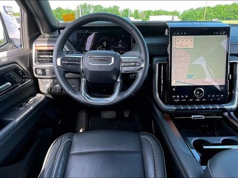 Used 2025 GMC Yukon XL Denali AWD/4WD image 8