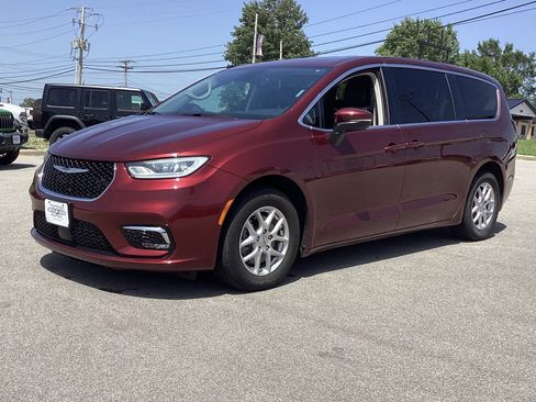 Used 2023 Chrysler Pacifica Touring-L FWD image 1