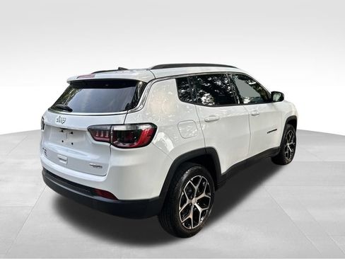 Used 2024 Jeep Compass Latitude AWD/4WD image 5