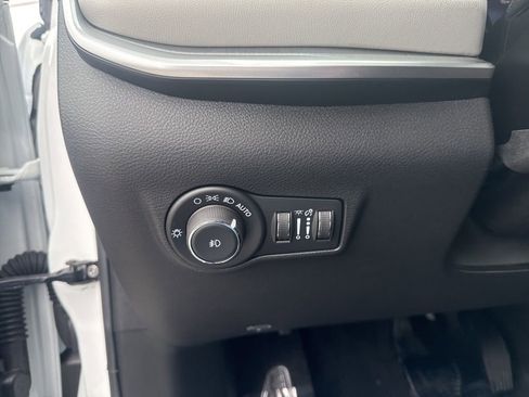 Used 2025 Jeep Compass Limited image 16