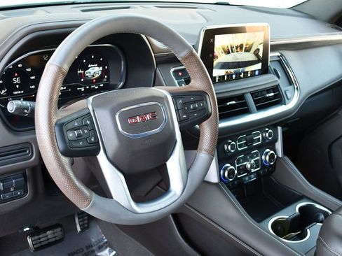 Used 2024 GMC Yukon XL SLT w/ SLT Luxury Package image 12