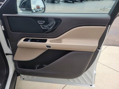 Used 2023 Lincoln Aviator AWD Standard 4dr SUV w/ Premium Package image 19