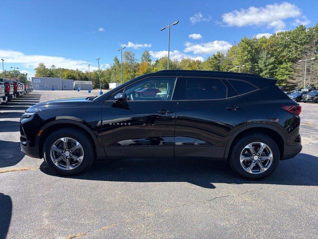 Used 2024 Chevrolet Blazer LT w/ Convenience Package AWD/4WD image 3