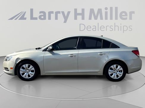 Used 2013 Chevrolet Cruze LS FWD image 3