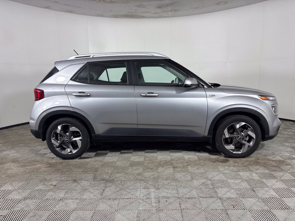 Used 2024 Hyundai Venue SEL FWD image 2