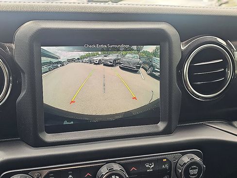 Used 2020 Jeep Wrangler Unlimited Sahara AWD/4WD image 25