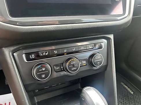Used 2020 Volkswagen Tiguan SEL AWD/4WD image 34