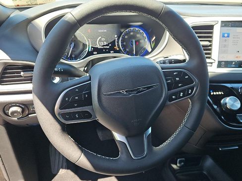 Used 2025 Chrysler Pacifica Select FWD image 8