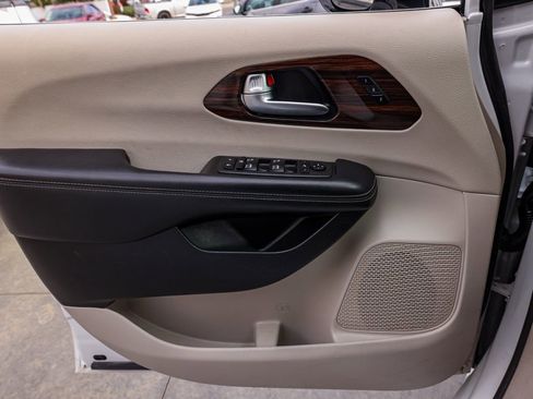 Used 2023 Chrysler Pacifica Limited image 22