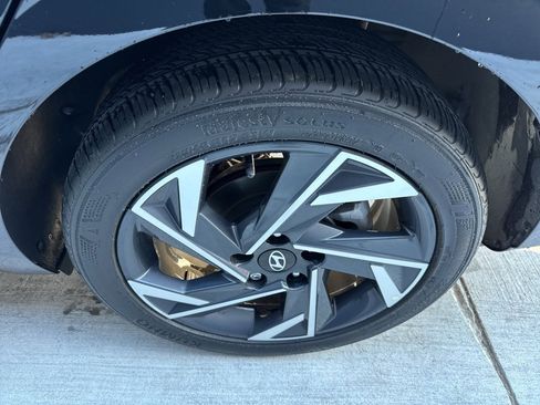 Certified 2025 Hyundai Elantra Sport image 20