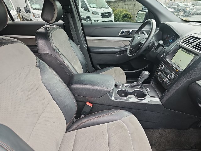 Used 2017 Ford Explorer XLT w/ Equipment Group 202A AWD/4WD image 10