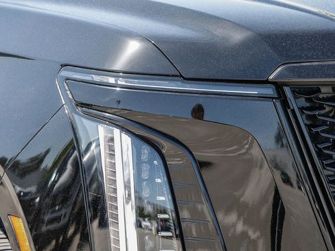Used 2025 Cadillac Escalade ESV V AWD/4WD image 7