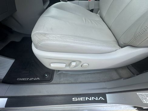 Used 2013 Toyota Sienna XLE FWD image 14