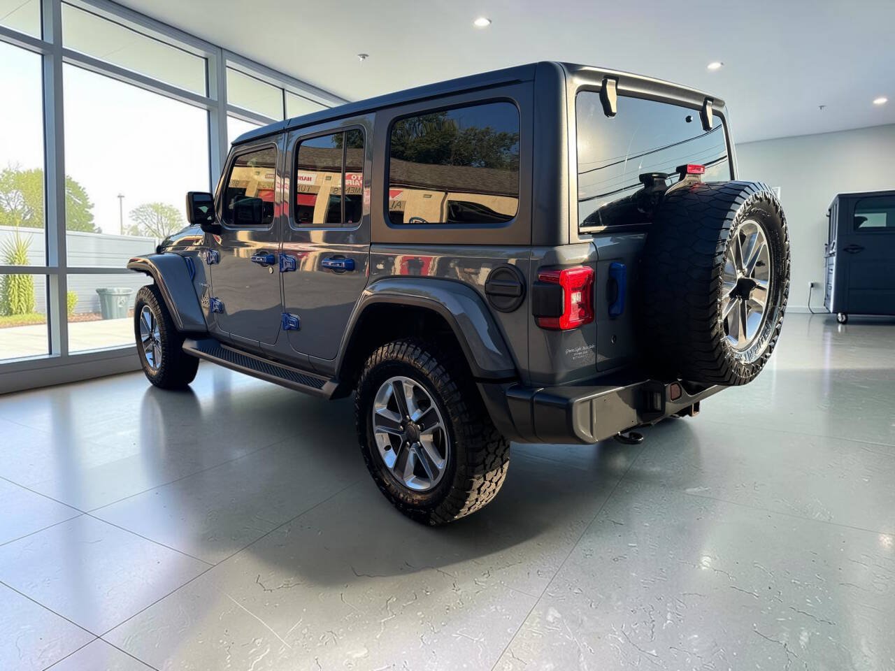 Used 2018 Jeep Wrangler Unlimited Sahara w/ LED Lighting Group AWD/4WD image 3