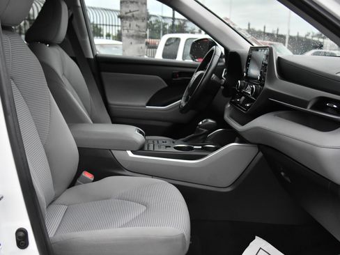 Used 2022 Toyota Highlander LE AWD/4WD image 46